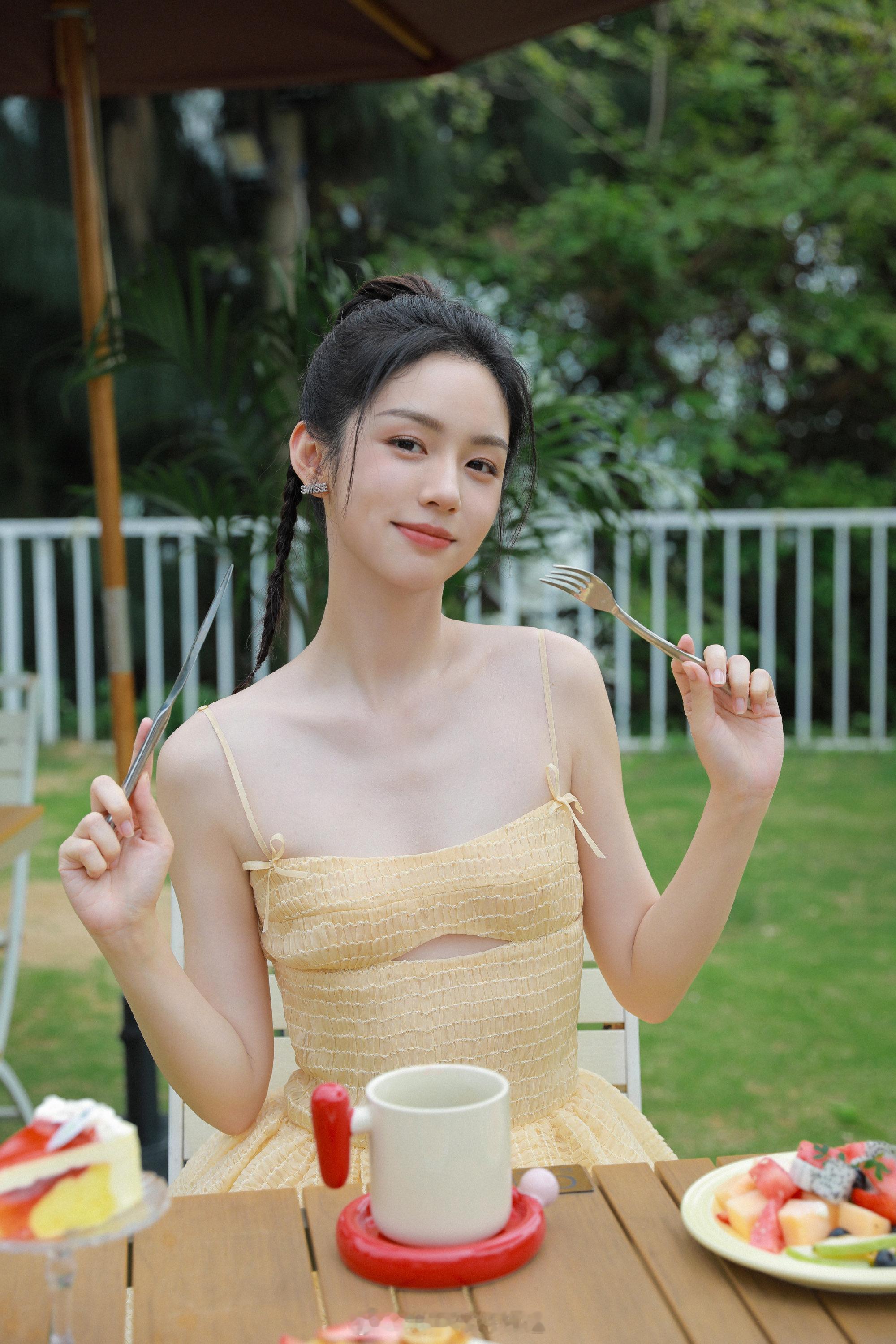 周也这少女感十足，这小女孩模样好美周也潮穿搭 周也千禧风穿搭