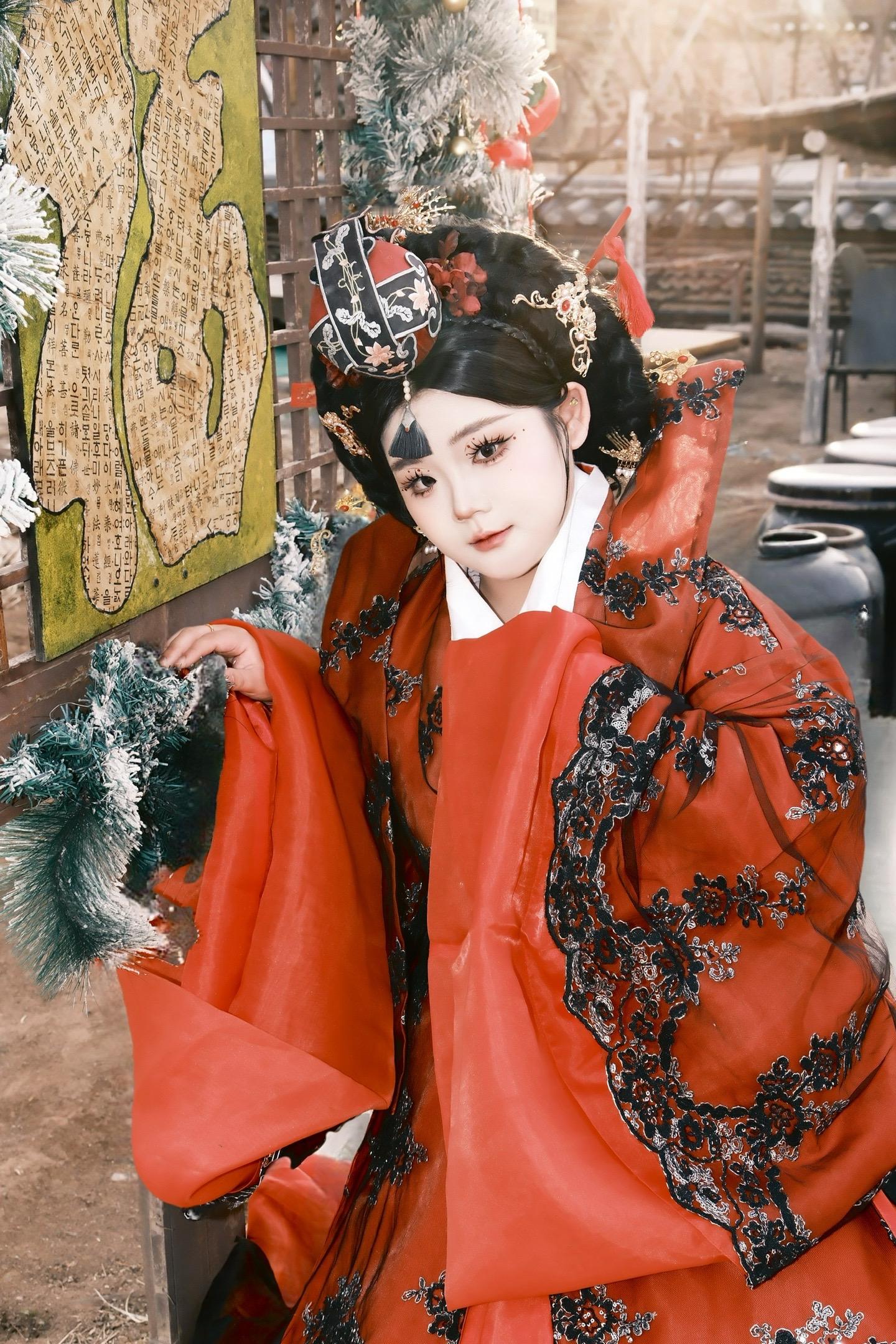 天呐！谁懂啊家人们！这是什么人间富贵花！小姐姐一袭红黑配色的韩服，红色...