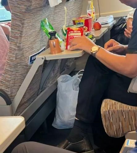 离谱！近日一女子坐高铁，突然闻到刺鼻白酒味。转头一看，邻座男子正用矿泉水瓶装白酒喝，旁边还摆着一包花生。


整件事的讨论核心，从来不是旅客能否在旅途中小酌解压，而是公共出行场景里，个人行为边界与集体公共权益的平衡问题。


日常出行中，很多人默认个人行为只要不产生激烈冲突、不造成直观破坏，就属于合