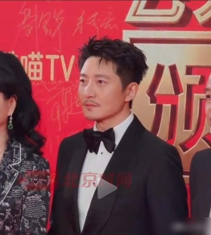 郭京飞红毯被问瘦身秘诀，就回了俩字：戒酒。
主持人以为有食谱，结果他扭头就走，留一句“不喝就行了”。
圈里人早炸锅了。王玉雯见他扶墙喊“瘦了太多”，林一光脚从床上冲出来围观，李乃文直接给起了外号，叫“郭京瘦”。
听着像段子，账一算就明白。一克酒精7千卡，比糖还狠。肝忙着解酒，脂肪燃烧直接暂停，