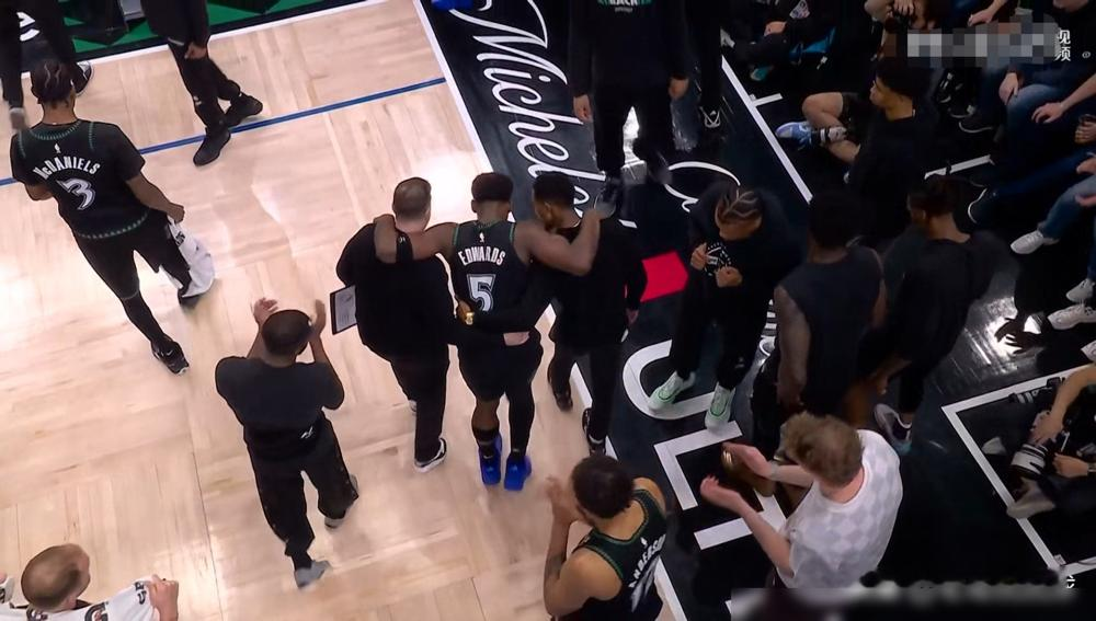 爱德华兹被搀下场，迪文岑佐赛季报销，主教练芬奇却说这是他“最骄傲的时刻...