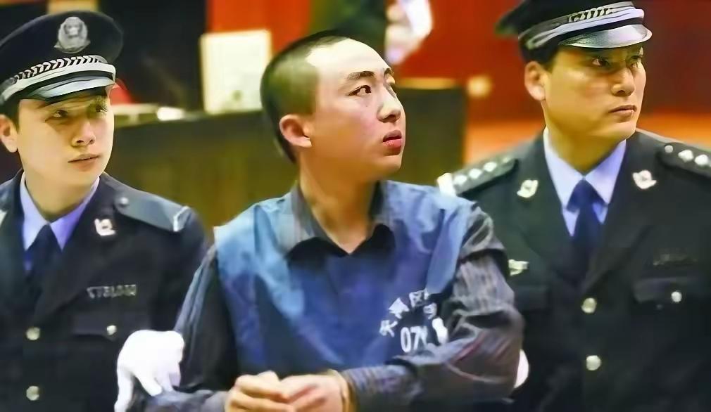 2006年，山西小伙许霆因ATM机故障多取17.5万元，一审被判无期徒刑。 他在法庭上质问：“银行的失误凭什么让我坐一辈子牢？”
 
二十年前这起轰动全国的许霆案，至今依旧是法理与人情博弈最深刻的经典案例。一个出身普通、本本分分的山西打工青年，因为银行ATM机器故障的漏洞，一念之差多取十几万现金，最