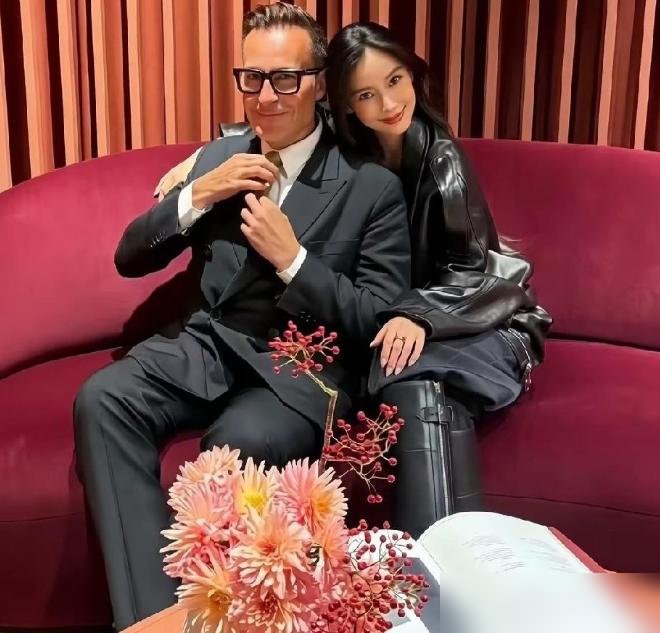 不是品牌花钱请，是爱马仕创始家族的人亲自出来陪。杨颖在巴黎跟米兰，跟爱马仕全球艺术总监杜马斯私下同框。别人挤破头拿个包，她在那跟“自己人”喝咖啡。
再看她这个月的行程，9月22飞米兰，全身上下MARNI 2026秋冬，24号坐秀场头排看2027春夏。纽约、伦敦、巴黎、米兰，四大时装周全齐了。台上换