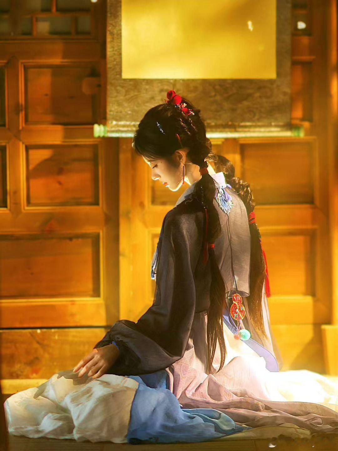 #张云龙[超话]##鞠婧祎张云龙新剧咬脖吻##鞠婧祎张云龙来战捧脸吻# 这组CP氛围感真的绝，一个带着锋芒试探，一个隐忍心绪翻涌，眼神交汇的瞬间，宿命感扑面而来，越看越上头#来战# ​