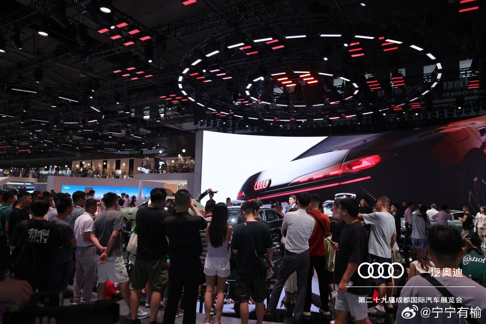 何为蓉城车展焦点？一汽奥迪55666产品矩阵交出亮眼答卷
走进2026成都车展，一汽奥迪”55666”全域豪华产品矩阵正在成为全场瞩目的焦点🌟。这不仅仅是一个概念，更是由一汽奥迪A5L、全新奥迪Q5L、全新奥迪A6L以及两款纯电旗舰车型共同构筑的豪华生态🚘。在展台现场，观众正通过E³1.2电子电气架构的 ​