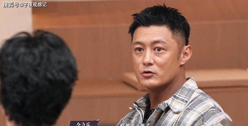 追过前几季大湾区哥哥的观众，谁不是冲着陈小春张智霖那种“又拼又谦卑”的劲儿来的？
今年大湾区只剩余文乐一个。一公他跟艾热、王以太拿了上半场第一，开局确实高光。但到了二公，他选了一首五星唱跳难度的《蒙娜丽莎》，对一个从来没跳过舞的人来说，这选择本身就挺让人捏把汗的。
观众看披荆斩棘，图的就是看明星走出