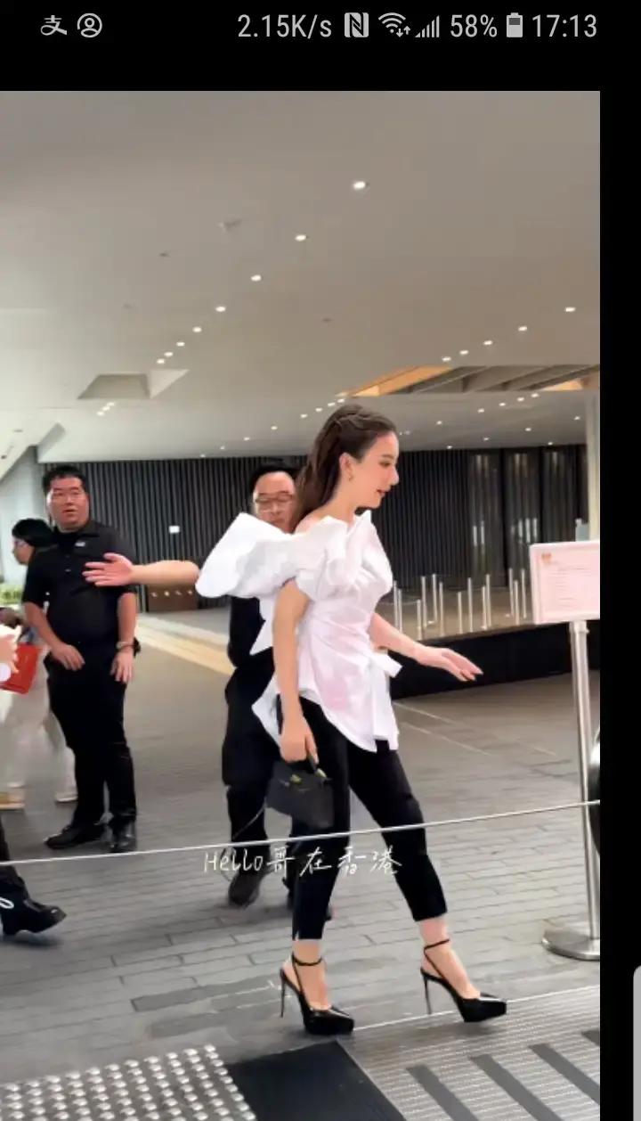 当年在相亲舞台上被男嘉宾全员灭灯的小网红，转头成了住半山豪宅的天王嫂，这大概是娱乐圈最魔幻的逆袭剧本。
很多人总喜欢翻出方媛早年参加相亲节目的录像，笑话她当年姿态摆得太高，结果被男嘉宾以性格太娇气当场拒绝。
谁能想到几年之后，她不声不响就戴上了郭富城的结婚戒指。
网上对她的吐槽一直没断过，有人