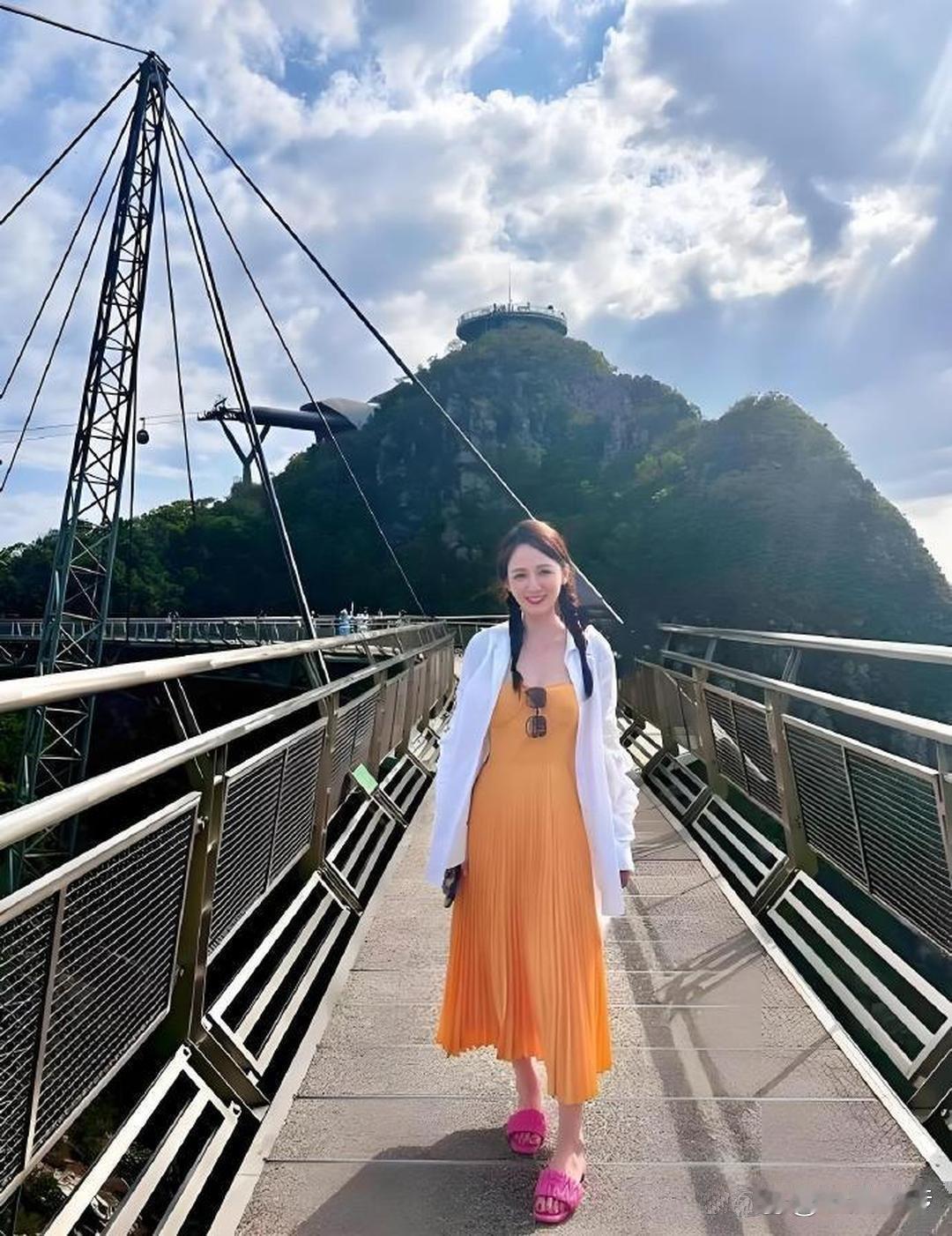 陈乔恩比小九岁老公还显嫩，穿吊带裙嫩得就像小年轻 ​
