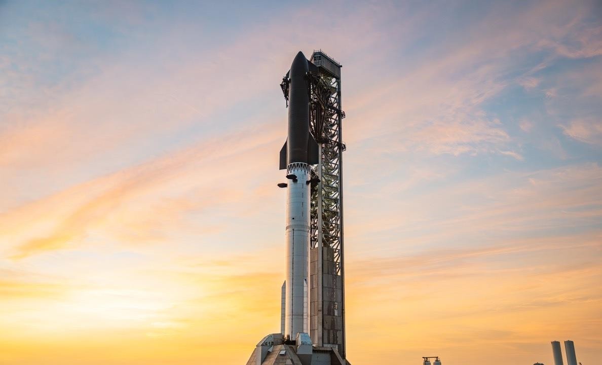 星舰这次真要上天了，而且是真入轨。
SpaceX官宣，最早9月22日晚上8点15分发射。前13次为啥一直不入轨？不是做不到，是故意的——就怕飞船失控，变成百吨级太空垃圾。这回不一样了，要飞到275公里高，绕地球6圈，还要把26颗2吨重的星链V3卫星送上去，一次顶猎鹰9号飞10次。最让我意外的是，这回