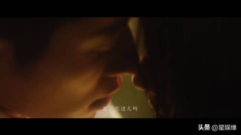 丞磊徐若晗玉簟秋处处吻丞磊、徐若晗《玉簟秋》处处吻名场面刷屏，虞昶轩和叶平君的爱恨纠葛太有看点。两人的关系始于一场利用，却在相处中慢慢动了真心。不同场景下的吻戏，藏着不一样的情绪，有强势的掠夺，也有克制的心动。叶平君越反抗，虞昶轩越是放不下，两个人之间张力爆棚。演员之间的化学反应在线，民国背景搭