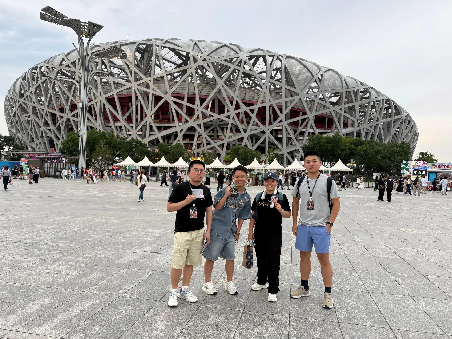 18 岁的北京鸟巢见过：—44 岁的林俊杰—54 岁的莫文蔚—47 岁的周杰伦—45 岁的蔡依林同时也见过第一次到北京和第一次步入北京鸟巢 30 岁的我这个世界不能没有演唱会 演唱会现场记录 鸟巢合影 蔡依林北京鸟巢演唱会