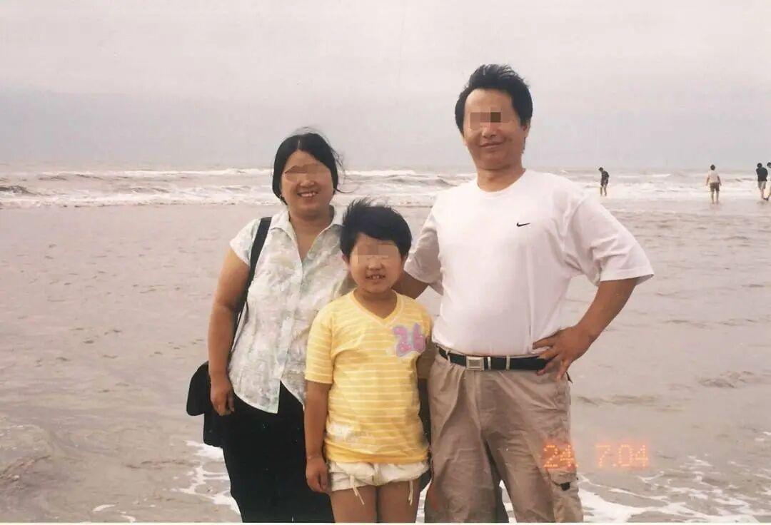 揪心！错换人生29年当事人最新发声，一边尽孝一边艰难寻亲
 
一桩埋藏近三十年的身世谜团，再次牵动无数网友的心。
这位二十九岁的女子，原本拥有安稳平淡的日常。二十九年朝夕相伴的亲情，一直是她心里最踏实的依靠。
一场突如其来的重病，彻底撕开隐藏多年的秘密。养母确诊重症白血病，她满心期盼捐献骨髓，尽全力