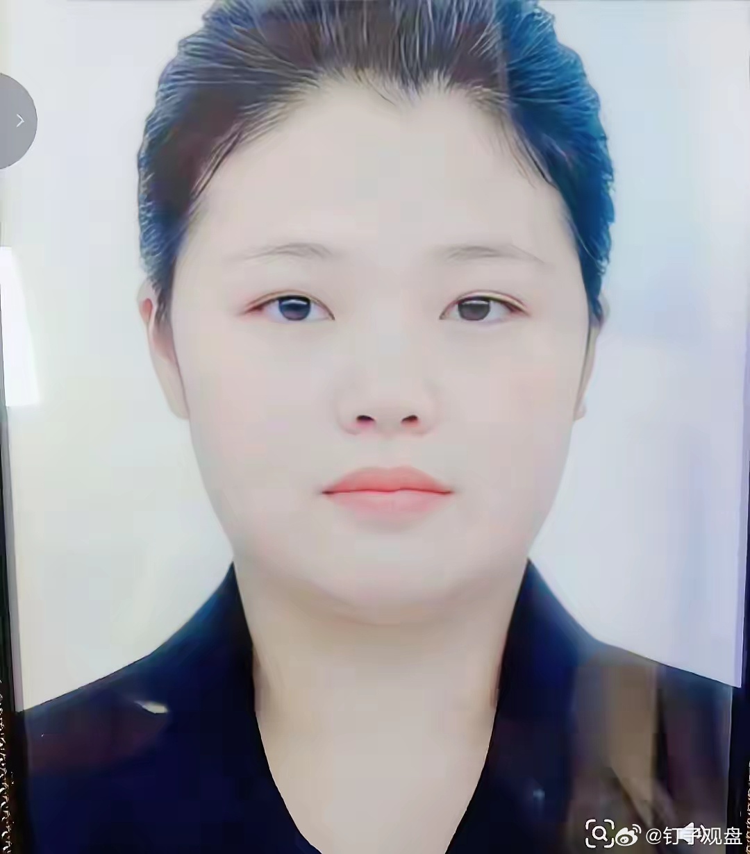 升学宴出事后。
最让人心疼的不是别人。
也不是办酒席的主家，更不是拍视频的人，而是那个32岁就失去妻子的丈夫，因为一夜之间天全塌了。
​妻子没了，二儿子左脚右手骨折，小儿子额头受伤，全在医院躺着。
​他得在医院照顾两个受伤的孩子，还得处理妻子的后事。
往日热热闹闹一个家，就剩他一个人扛 ​