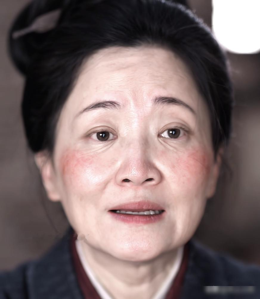 谭松韵这回被郭柯宇按在地上摩擦了。
《兰香如故》开篇那场托孤换女，郭柯宇演的薛桂花，不哭不喊，就靠临走前一眼、一眼、又一眼的回望，直接把观众眼泪全勾出来了。豆瓣上全在说她才是全剧定海神针，影后级的克制，比嚎啕大哭狠十倍。
反观谭松韵，被罚跪时肩膀抖、嘴唇颤，细节是有的，但放老戏骨堆里，一下就显得