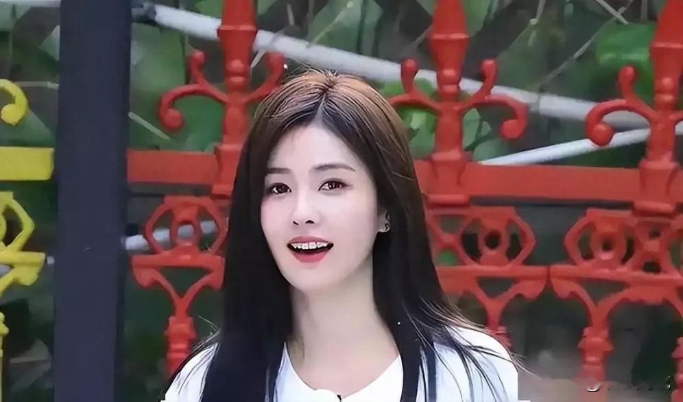 全网骂错了！白鹿泰国活动争议反转，内娱最委屈打工人实锤
 
近期白鹿泰国见面会风波刷屏全网，因活动照常举办、仅开放24小时退票通道，她惨遭全网吐槽。
 
可深挖内幕才发现，大家都误会她了！整场活动由平台全权策划把控，白鹿只是履约代言人，无权单方面取消，否则要赔付巨额违约金。
 
原本活动概不退票，是