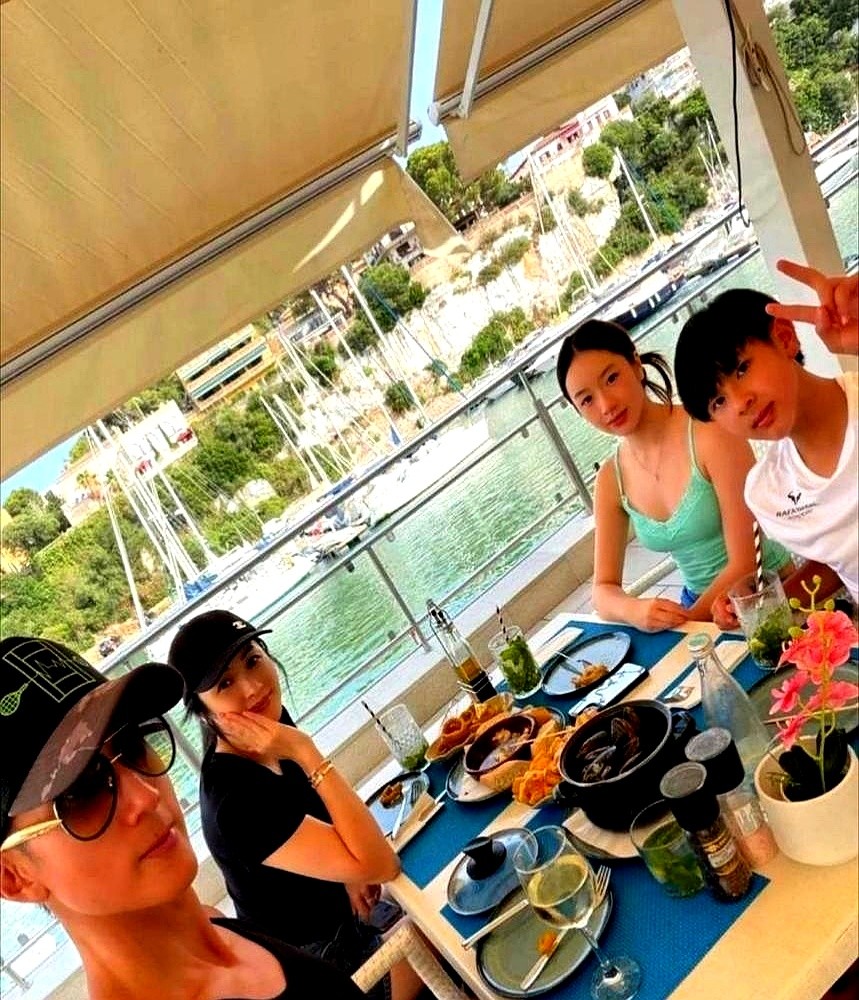 15岁身高逼近170，大提琴国庆独奏，还是校排球队队长。

吴尊女儿Neinei最近拍了组凤冠霞帔大片，眼神稳得像出道十年的艺人。站182的吴尊旁边只矮一点，腿部肌肉清晰，下颌线利落。网友直接盖章：撞脸汤唯和郑秀晶。

很多人说星二代优秀全靠砸钱。但3岁练芭蕾，8岁拿英国皇家舞蹈学院证书，这背后的坚