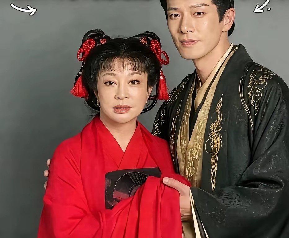 75岁的刘晓庆饰演18岁的少女与年轻男主角在剧中还有很多吻戏。 ​