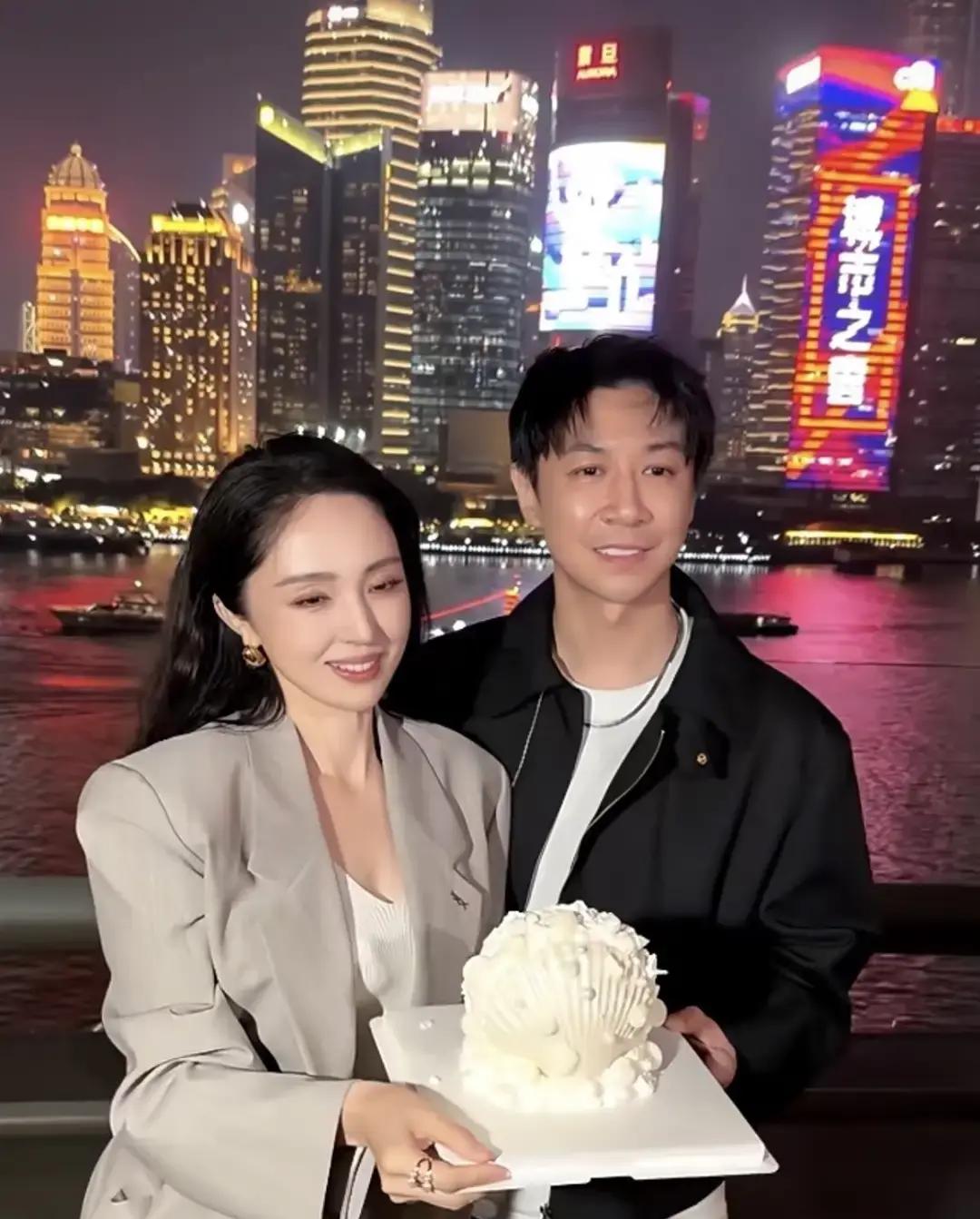 都说一朝被蛇咬十年怕井绳，董璇在生日聚会上大方搂着张维伊亲吻这一幕，属实让不少人看愣了。
当年处理前夫那些烂摊子有多心力交瘁，大家全看在眼里，谁也没想到她兜兜转转，又一脚踏进了感情这条河。
张维伊确实是个扎实演戏的好苗子，但这俩人走到一起，最让人琢磨的不是演艺圈的八卦，而是他们选的生活方式。