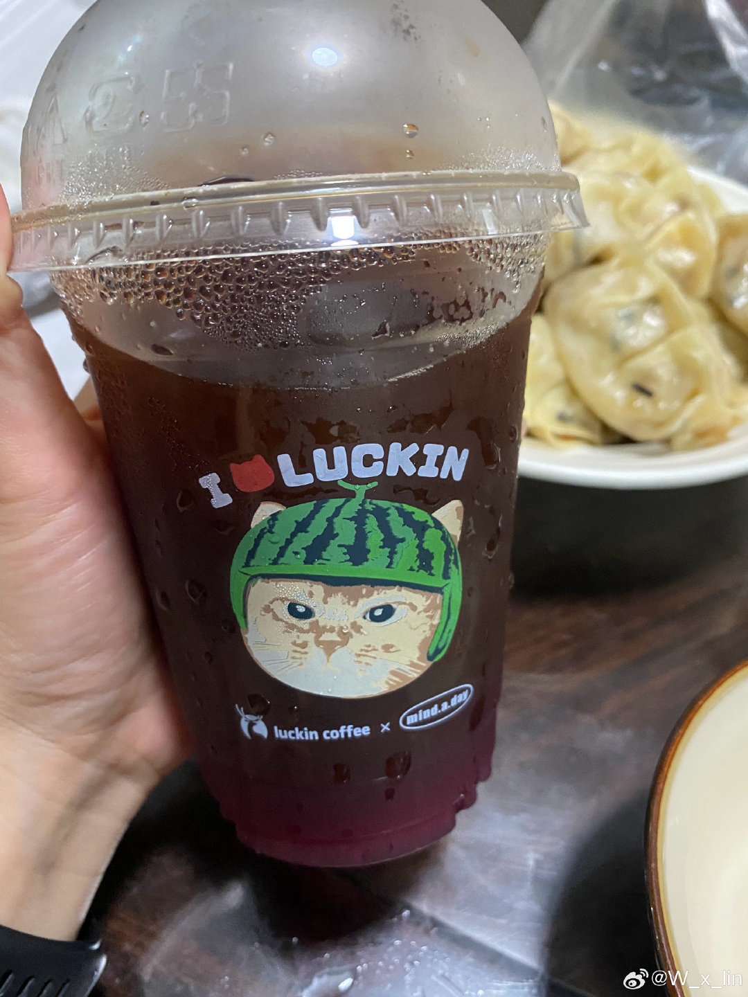 老爸在削苹果给我儿子的时候偷偷塞多两粒香槟果给我[偷笑]
今天的饺子我要包个隐藏款
炎炎夏日的冰咖很可以
吃饱换地儿睡觉💤 ​