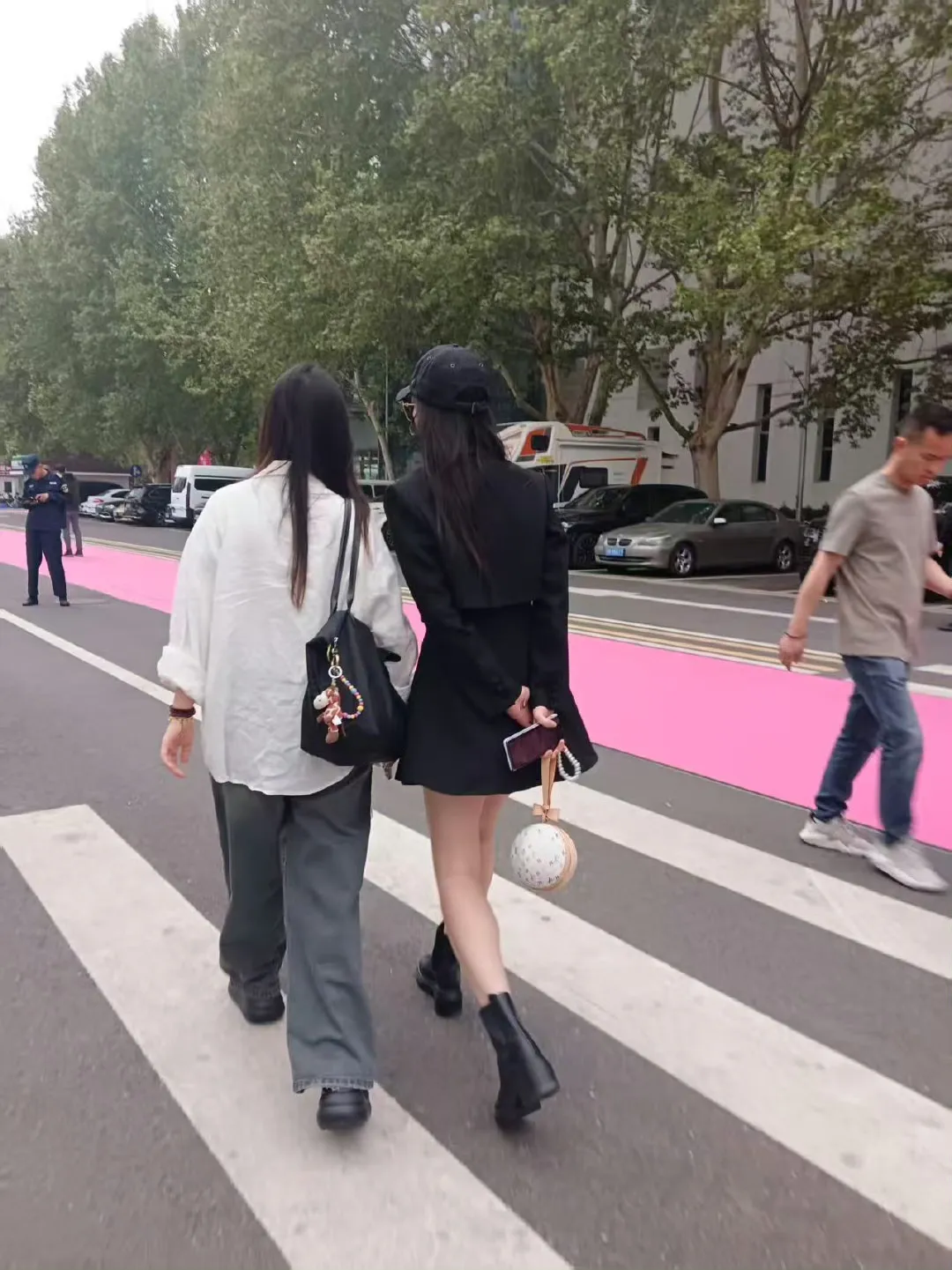  这大长腿！！！ 这翘臀儿！！！ 是那喜欢逛街的神仙姐姐没错了...