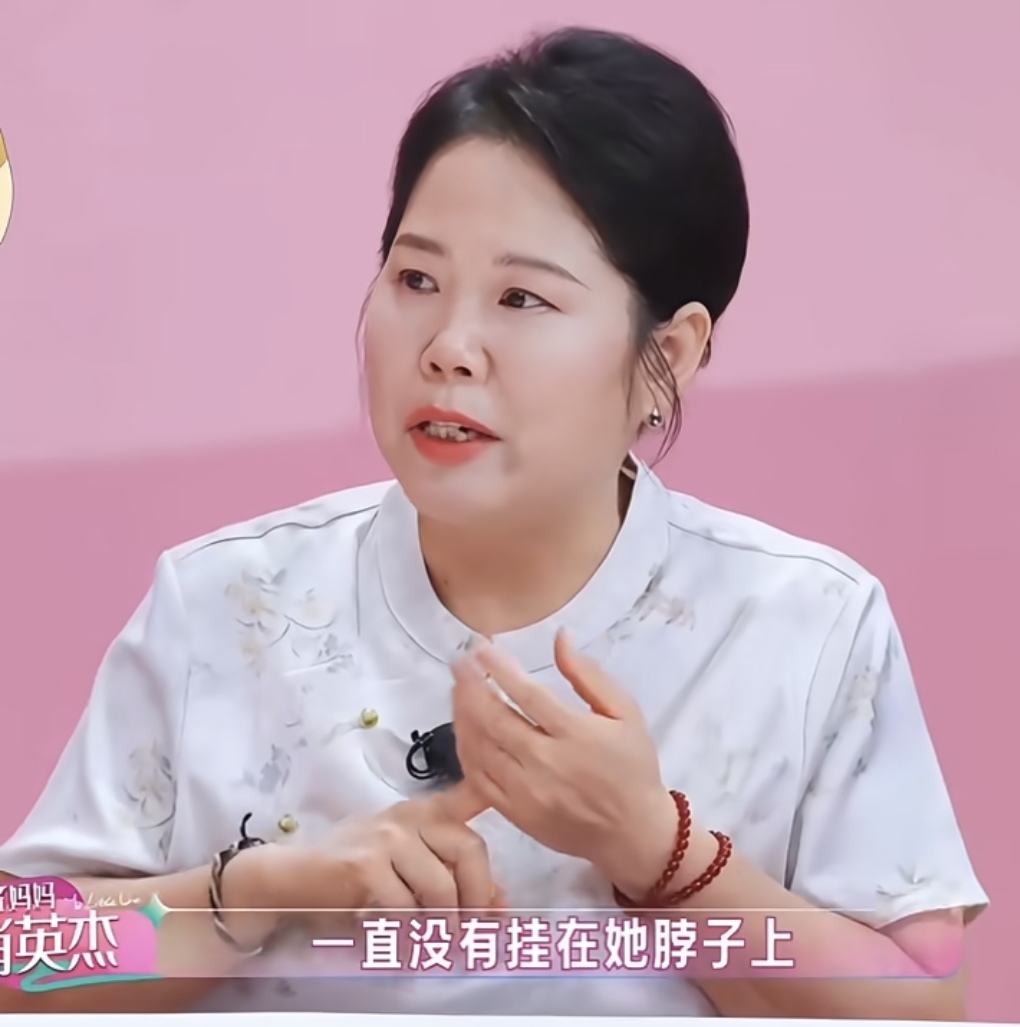 张家齐妈妈先哭着说，“这个金项链，一直没有挂到家齐脖子上。”
让人还以为孩子多辜负她呢，结果张家齐见都没见过。

不仅如此，妈妈还说怕她把这个13克的项链弄丢，并表示，“从那以后我就没给她买过礼物了。”


我听完，真的满脸问号，家齐妈妈确定不是在搞笑吗，合着张家齐都没过手的东西，就自以为她会弄丢，