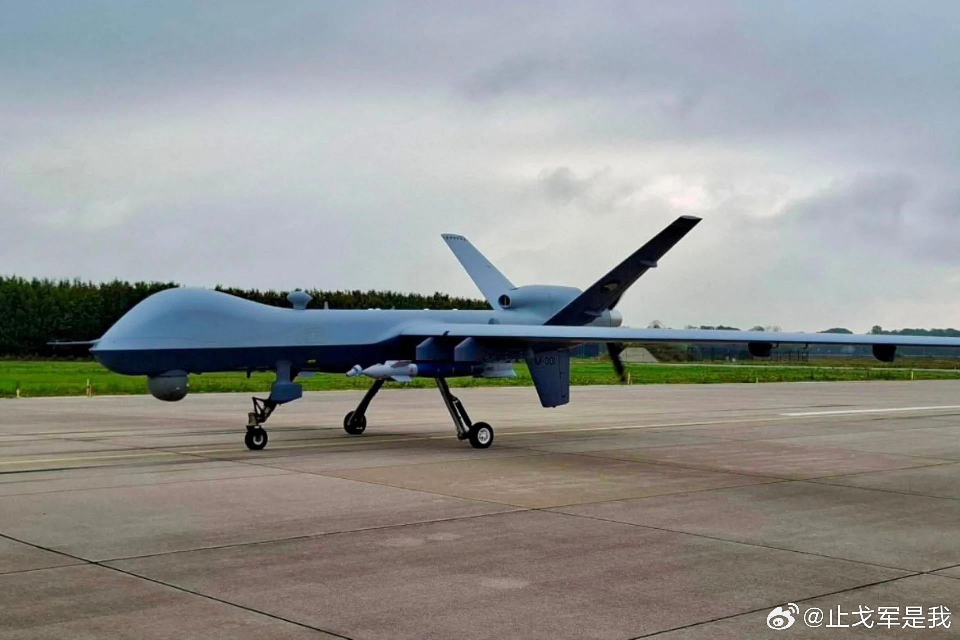 不再只当侦察兵，荷兰MQ-9挂弹首飞，从“看”到“打”一步到位

2026年8月20日，综合荷兰皇家空军官方声明、DefenseMirror、Cavok、Piloot & Vliegtuig等多家媒体报道，荷兰MQ-9“死神”无人机完成首次武装飞行。

荷兰皇家空军在吕伐登空军基地成功完成一次里程碑式的飞行——一架MQ-9A Block 5“死神 ​