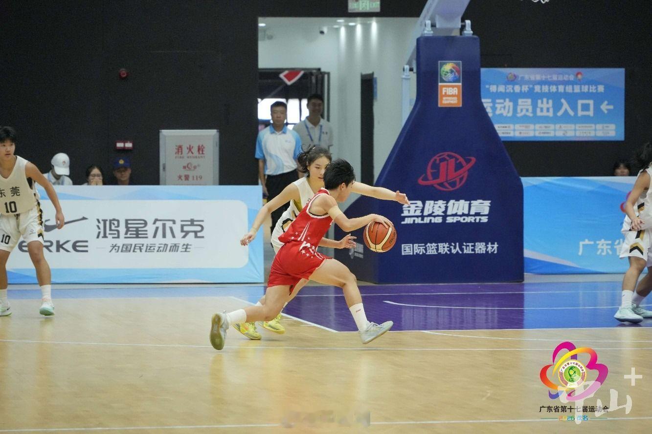【勇夺5枚金牌！中山女篮省运会征程圆满收官】8月20日，#广东省第十七届运动#会竞技体育组女子篮球比赛圆满落下帷幕。在当天的收官战中，#中山女篮#在乙组比赛中，以1分优势惊险逆转省内传统强队东莞队，勇夺季军。本次中山女篮在乙组比赛中，为中山代表团计入2枚金牌。加上此前比赛，中山女篮在本届省 ​