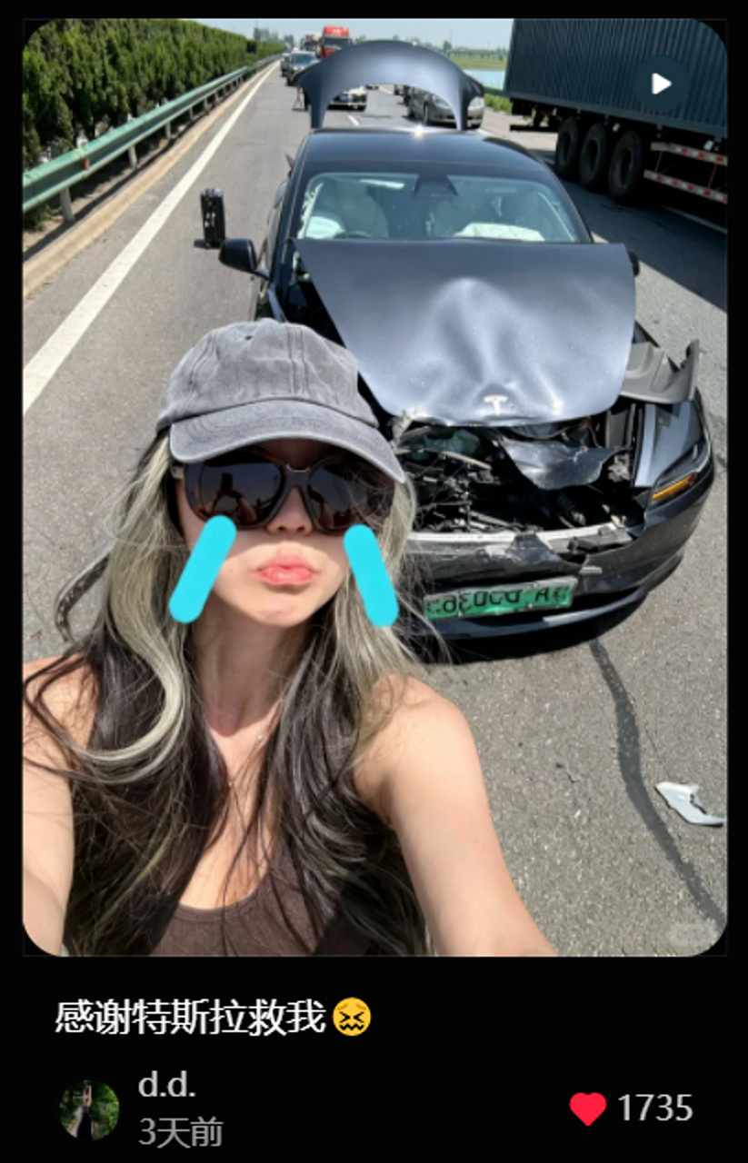 Model 3高速遭追尾车头撞烂气囊全爆！美女车主下车淡定合影：感谢特...