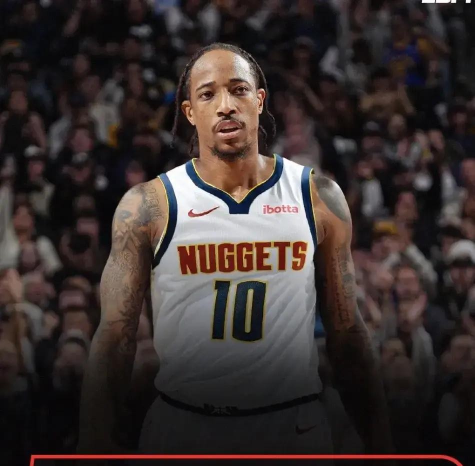 NBA最新消息汇总：

克莱这回和独行侠把买断手续一办，转身就去热火签了2年1300万。
德罗赞一年390万投到掘金门下，掘金这算盘打得噼啪响，主打一个省钱。
森林狼也有大动作，shams爆料称球队要卖了，45亿美元转出大部分股权。
库明加的去向也快有眉目，大概率会去湖人，薪资估计也不会太高。
