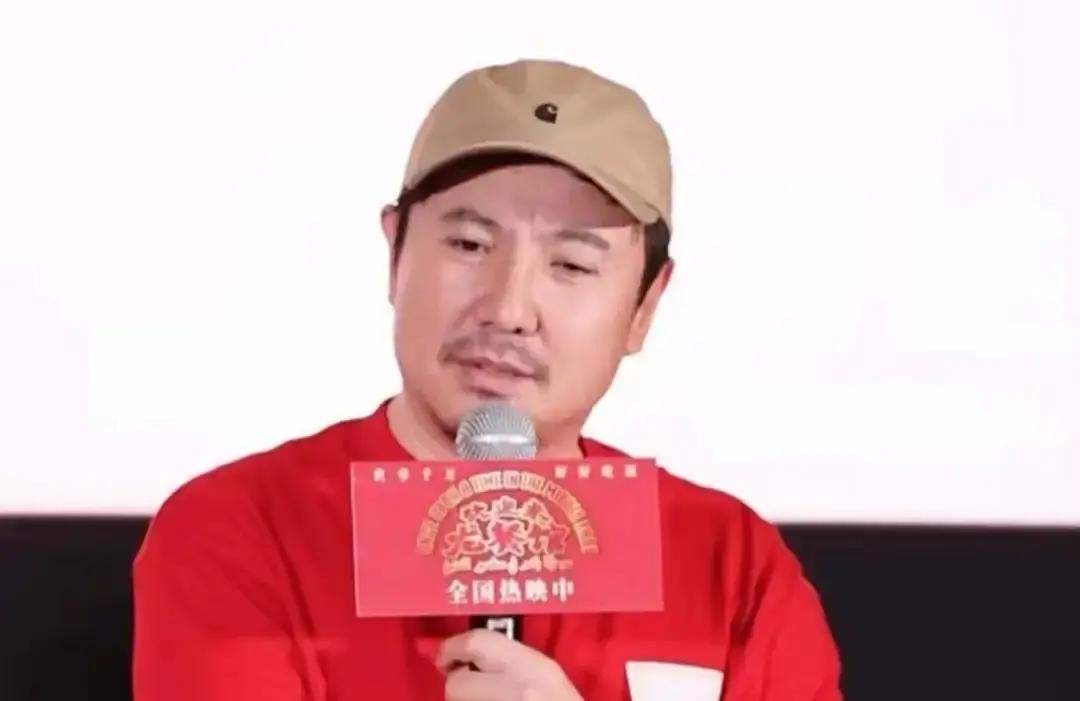 怪不得现在这么多拍喜剧的宁愿去凑烂梗，也没人敢去碰周星驰的旧作，当年鲁豫让沈腾挑一位心里的喜剧大师，沈腾连磕巴都没打直接选了星爷

他当时给出的评价极其毒辣，说周星驰如今已是个“标本”，很多东西根本没法翻拍

乍一听标本这词儿多少有点冰冷，可静下心咂摸才发现这话一针见血

这不是嫌老片子落伍，而是那