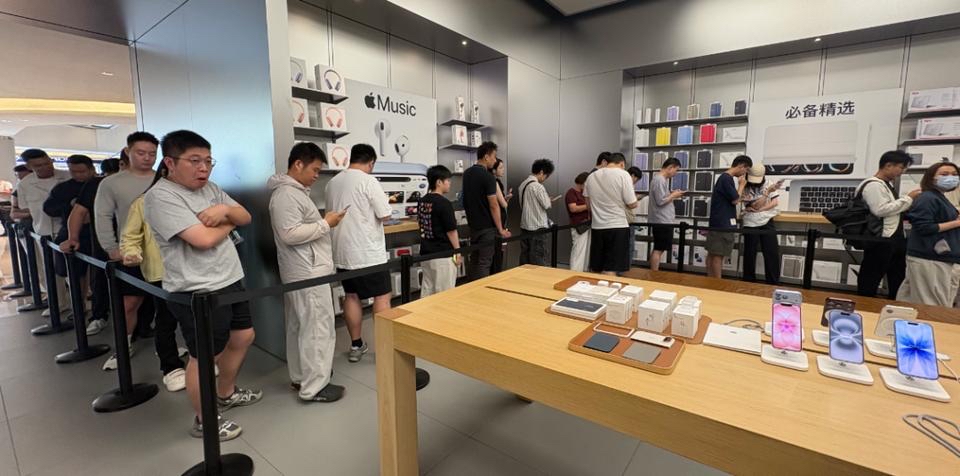 苹果史上最贵手机开售，先断货的却是华为：15999元的iPhone Duo，到底值不值？
10月23日，苹果史上最贵的iPhone Duo正式开售，官网发货排到明年1月，预售1分钟抢光、门店大排长龙——可谁也没想到，最先被&34;抢空&34;的，是华为。

iPhone Duo是苹果首款折叠屏，国行起售价159