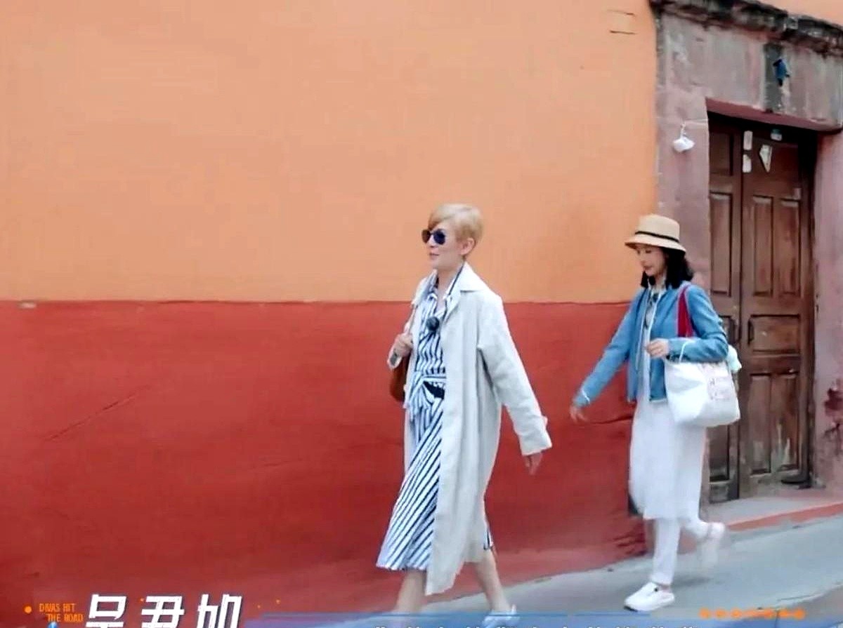 吴君如冷不丁问了一句：“你给孩子买衣服花多少钱？”林依晨的回答，让无数当妈的猛拍大腿。

只见林依晨连连摆手，压根不报数，直言自己专挑朋友家小孩穿剩的旧衣服。

旁边的陈妍希跟着点头，转身就把儿子穿不上的童装打包，一股脑全塞给了欧阳妮妮，连留给二胎的念头都掐了。

小孩见风长，几百块的衣服上身不到两