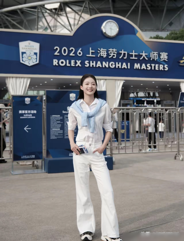 冯琳往劳力士大师赛门口一站，白衬衫阔腿裤，肩上搭件浅蓝针织衫，清清爽爽。那边观众席上，雷佳音留着及肩长发，黑框眼镜配胡须，整个人松得跟刚睡醒似的。同场的吴尊，皮肤紧得能反光，穿搭一丝不苟。三个人，三种活法。一个把知性穿在身上，一个把随便顶在头上，一个把冻龄焊在脸上。赛场边没人在乎谁赢，全在比较谁更会
