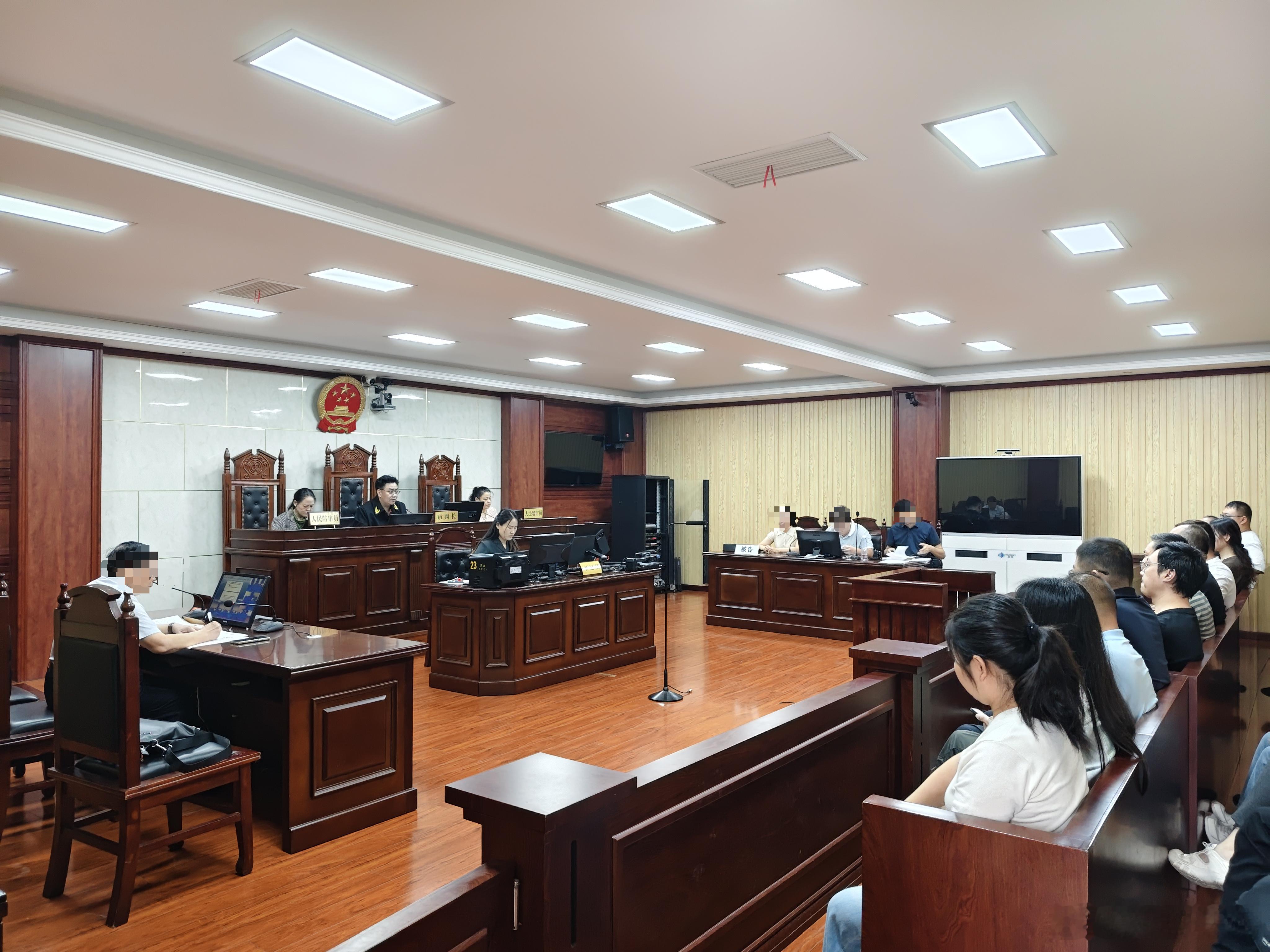府院联动以庭代训 以案释法助推依法行政
 
      为深化府院联动机制建设，提升行政执法人员法治素养与行政应诉能力，从源头上预防和化解行政争议，助力法治政府建设，9月23日下午，郏县人民法院联合县委依法治县办组织开展行政案件庭审观摩活动，全县各乡镇、街道及县直行政执法单位业务骨干、执法工 ​