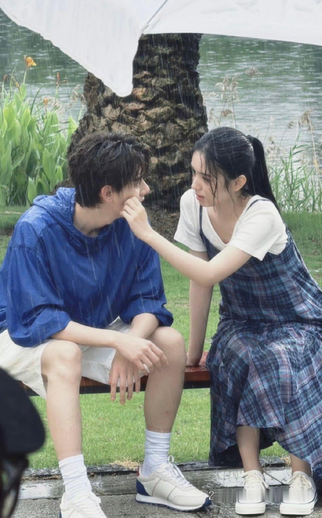 #周也胡先煦雨中拥吻路透#
真的就是那句话：
恋爱还得看少男少女谈啊！ ​