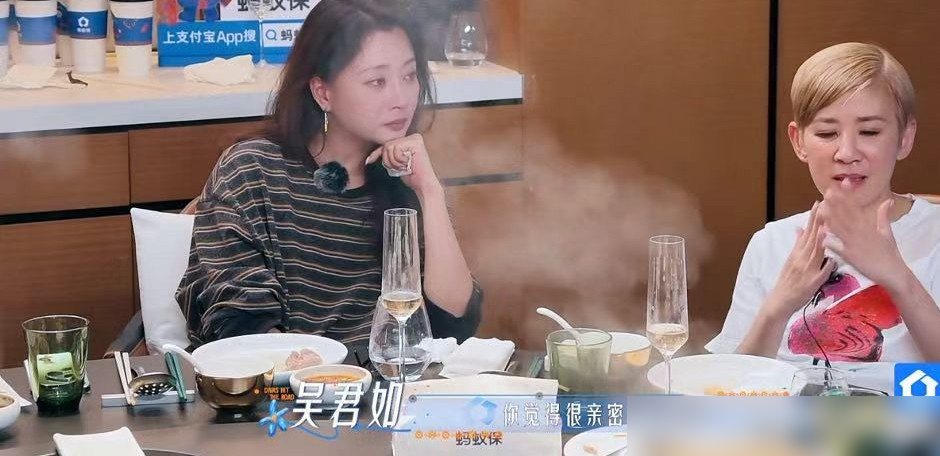 谁还说周冬雨不会社交？这反差太萌了！
吴君如在采访里问她，喜欢别人怎么亲切称呼她。周冬雨笑着回：叫我美女就行，一点不端着。
马思纯前几天在《花儿与少年》探班说，周冬雨镜头前总放不开，其实内心特别丰富，藏起来的那面才最可爱。
俩人从《七月与安生》结缘整整十年，性格互补三观契合，外界传了无数次塑料