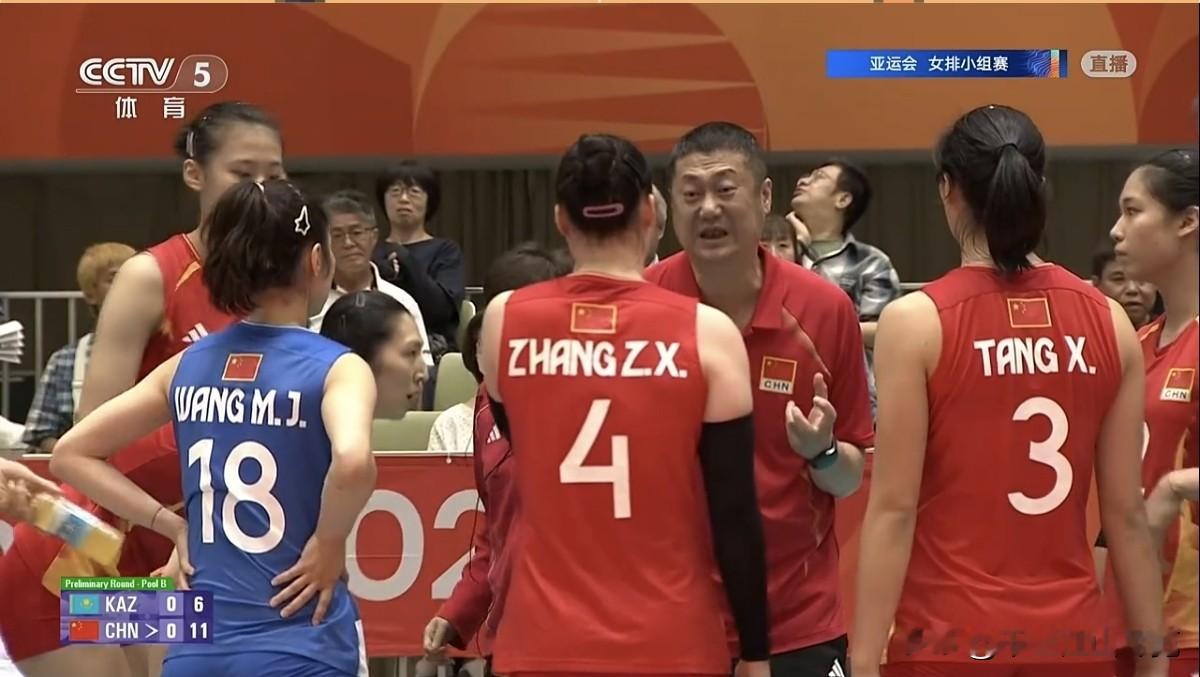 中国女排完胜哈萨克斯坦女排，两连胜小组头名晋级8强！
      北京时间今天下午，2026年亚运会女排小组赛B组的一场比赛，中国队对阵哈萨克斯坦队。
      中国队首发阵容：
      主攻：吴梦洁、庄宇珊，副攻：陈厚羽、王奥芊，接应：唐欣，二传：张梓萱，自由人：王梦洁。
      3：0