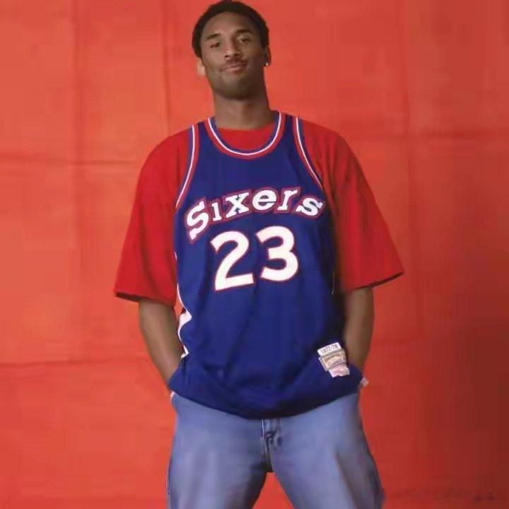 NBA名宿科比曾在2002年费城全明星上穿过76人的23号球衣，此举是为了致敬自己的父亲乔·布莱恩特。乔布莱恩特曾在1975-1979年效力于76人期间身穿23号球衣！#科比##KobeBryant##致敬科比# ​