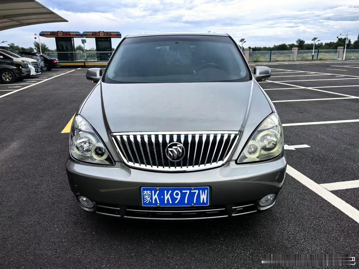08年别克3.0v6陆尊高档商务车忍痛出售！只卖1万！先到先得！[庆祝][庆祝][庆祝]
[烟花][烟花][烟花]全车板正，全新喷漆，前大灯、尾灯嘎嘎新，内饰精细，顶棚重新包的，全车膜新贴，自己安装的大屏幕导航系统，四条轮胎8成新，另改装尾翼、防雨挡，已油改气（平均每公里综合五毛钱），车况精品，没有任 ​