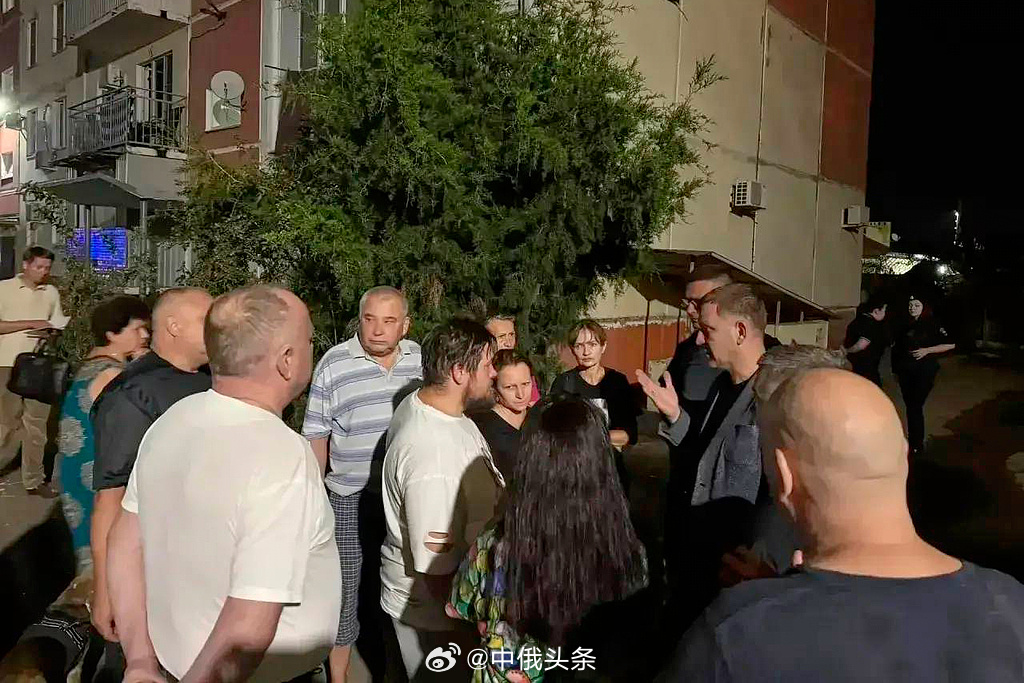 #中俄头条# 【俄称克拉斯诺达尔边疆区遭袭 已致3名青少年死亡】8月24日，俄罗斯总统儿童权利专员利沃娃-别洛娃通报称，23日夜间至24日凌晨，乌克兰对克拉斯诺达尔边疆区发动大规模袭击，已造成克拉斯诺达尔市3名青少年死亡，年龄分别为13岁、15岁和16岁，另有6名儿童受伤住院。

据悉，此次袭击的目标 ​