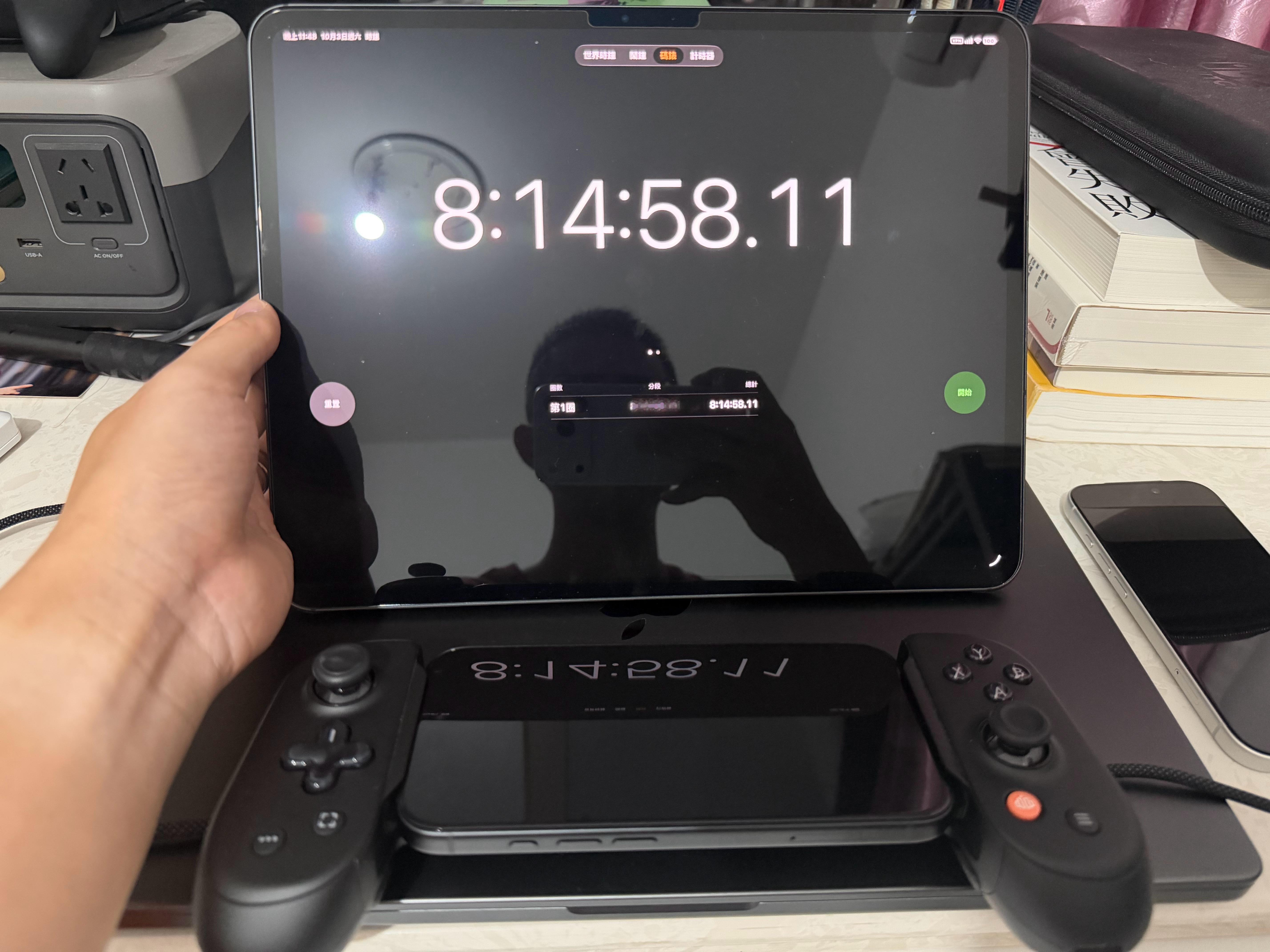 玩到头晕，终于做好了iPhone 18 Pro重度游戏的续航测试，测试游戏是《使命召唤手游》，长时间测试全部都是玩战区，都是在室内游玩，50%屏幕亮度，40%媒体音量，从满电开始一直玩到关机，坚持了8小时14分钟，一样的测试条件下，iPhone 17 Pro Max坚持了8小时16分钟才关机，几乎就是相当了，个人觉得可以 ​