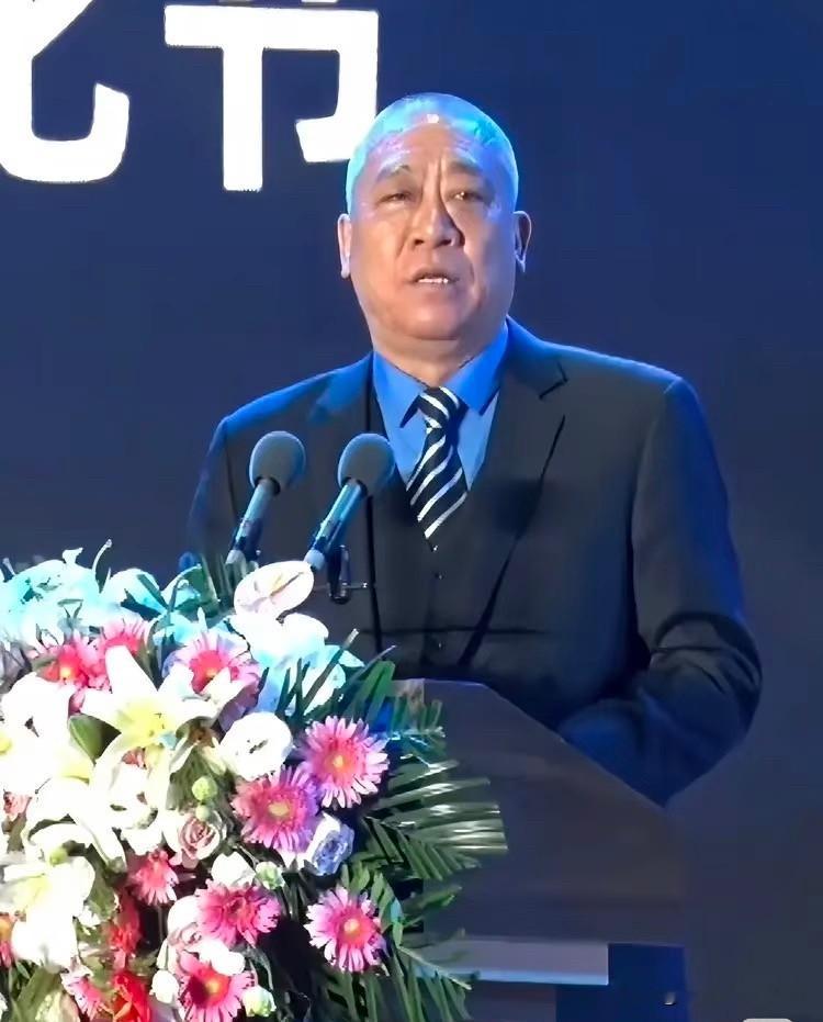 不少人想去崔培军的河南矿山上班，提醒大家：不是招人严，也不是缺岗位，这点要想明白

最近河南矿山因为老板崔培军给员工发福利的事热度很高，很多打工人都想着去这家公司上班。
不少人以为不好入职，是招聘门槛卡得严，或是公司不缺人。其实不完全是这个原因。

这家公司的企业文化和普通企业差别挺大。老板愿意把大