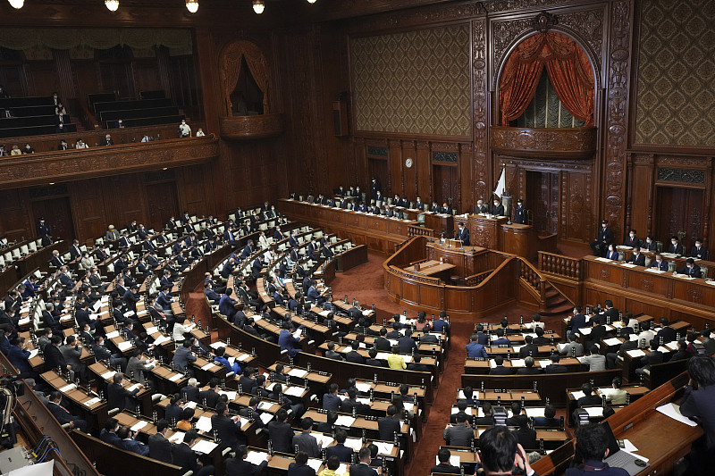 为了连任，日本这届内阁玩起了“大乱斗”
 
      日本首相高市早苗，终于搞出了上台后的第一次内阁大改组。这场政坛大戏，与其说是治国理政，不如说更像一场狗血版的“组队抢王座”。一边要拉拢各路“奇葩队友”，一边要踢走对手，还得硬推着扩军的剧本往前冲，各种骚操作轮番上演，简直比电视剧剧本还要离谱。