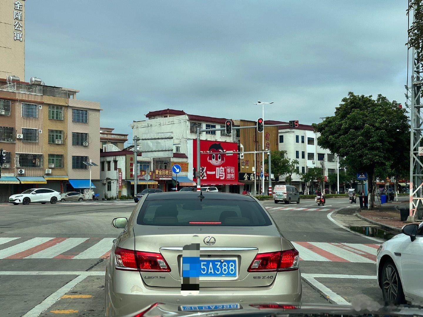 车牌号不错，车也不错，耐开老古董。 ​