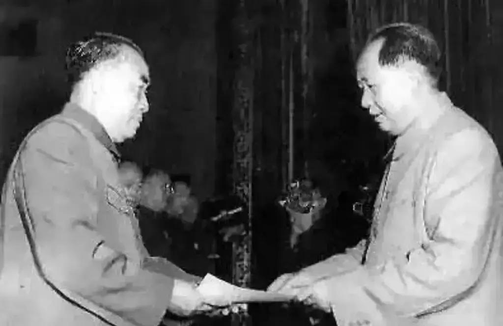 1955年贺晋年预授大校，朱德彭德怀贺龙三人联名找毛主席说情：这衔太低，主席说至少少将

那年评衔名册送到军委，贺晋年的名字列在装甲兵一栏，初评军衔是大校。朱德翻到这一页，停住了。他问送材料的干部：“贺晋年现在是副兵团级，怎么定了个大校？”
送材料的干部答，总干部部按平衡方案先排的。又有人提过，贺晋