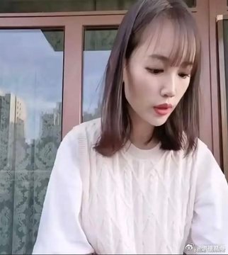马蓉5000万去哪了？直播被骂下线，网传如今在澳洲超市上夜班，不敢抬头见人

她曾经几次试着开直播想借着流量翻身，可开播21分钟，满屏都是骂声，被硬生生骂到下线，复出计划彻底落空。

如今带着女儿定居澳洲墨尔本，网传她在当地超市上夜班做理货补贴开销，出门口罩帽子裹得严实，生怕被华人认出。

 ​