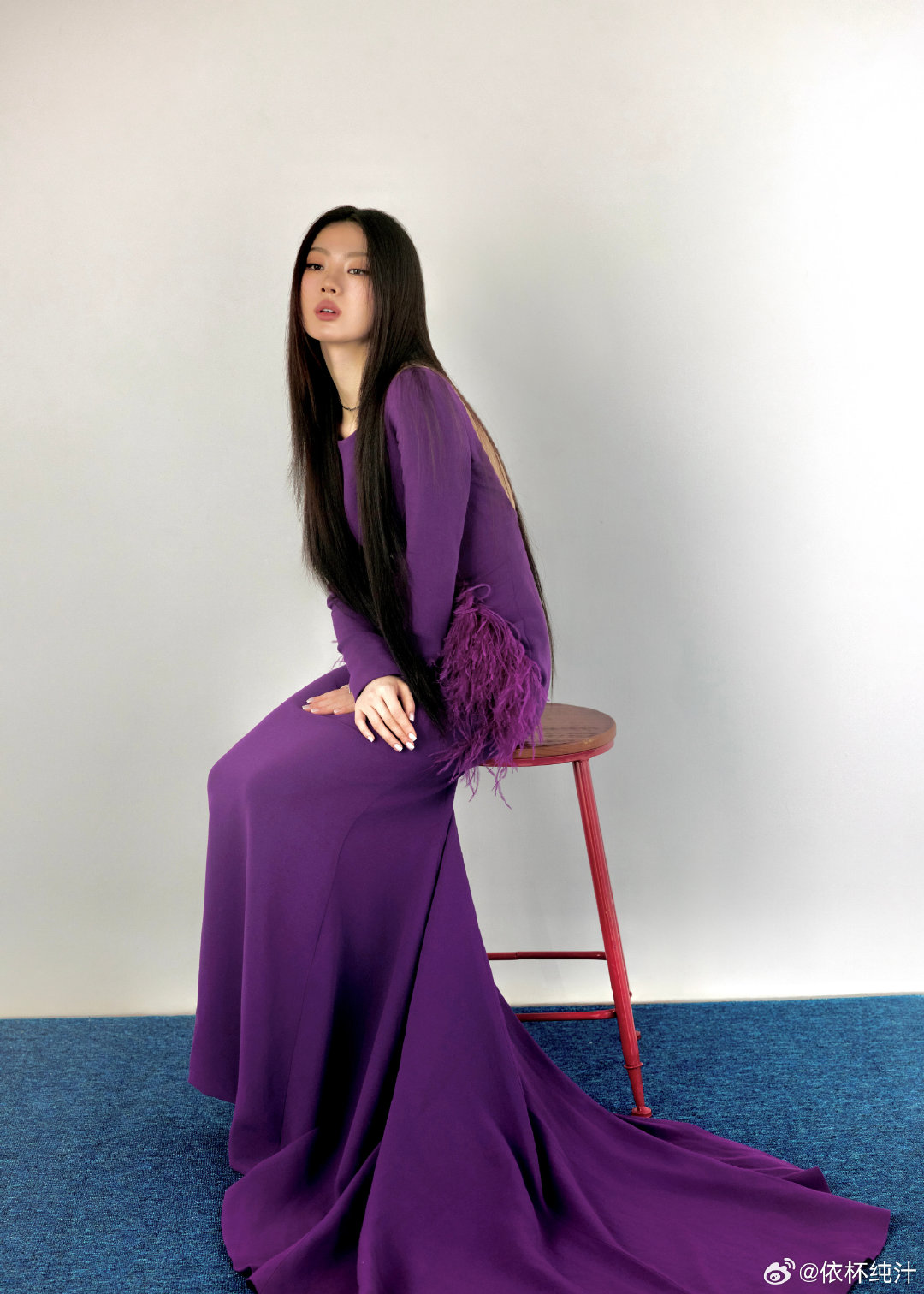 #单依纯[超话]#  🥚还是紫色更夯 应援色的威力💜 ​