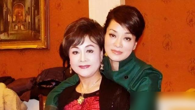 毛阿敏亲口撕了“师徒”这层窗户纸，说她只是李谷一的“超级歌迷”。小学就写信崇拜，1986年青歌赛被李谷一夸过一句，这事儿她能记一辈子。但人家正统恩师是谷建芬，该是谁就是谁，一点不含糊。圈里爱攀师徒名分的多了去了，她偏不凑这个热闹。转头看看她现在的动静，2025年底刚发了张带现代京剧的EP《凌云志》，