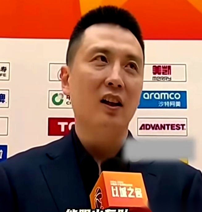 4月24日深夜，CBA常规赛刚落下帷幕，上海男篮主帅卢伟在新闻发布会上...