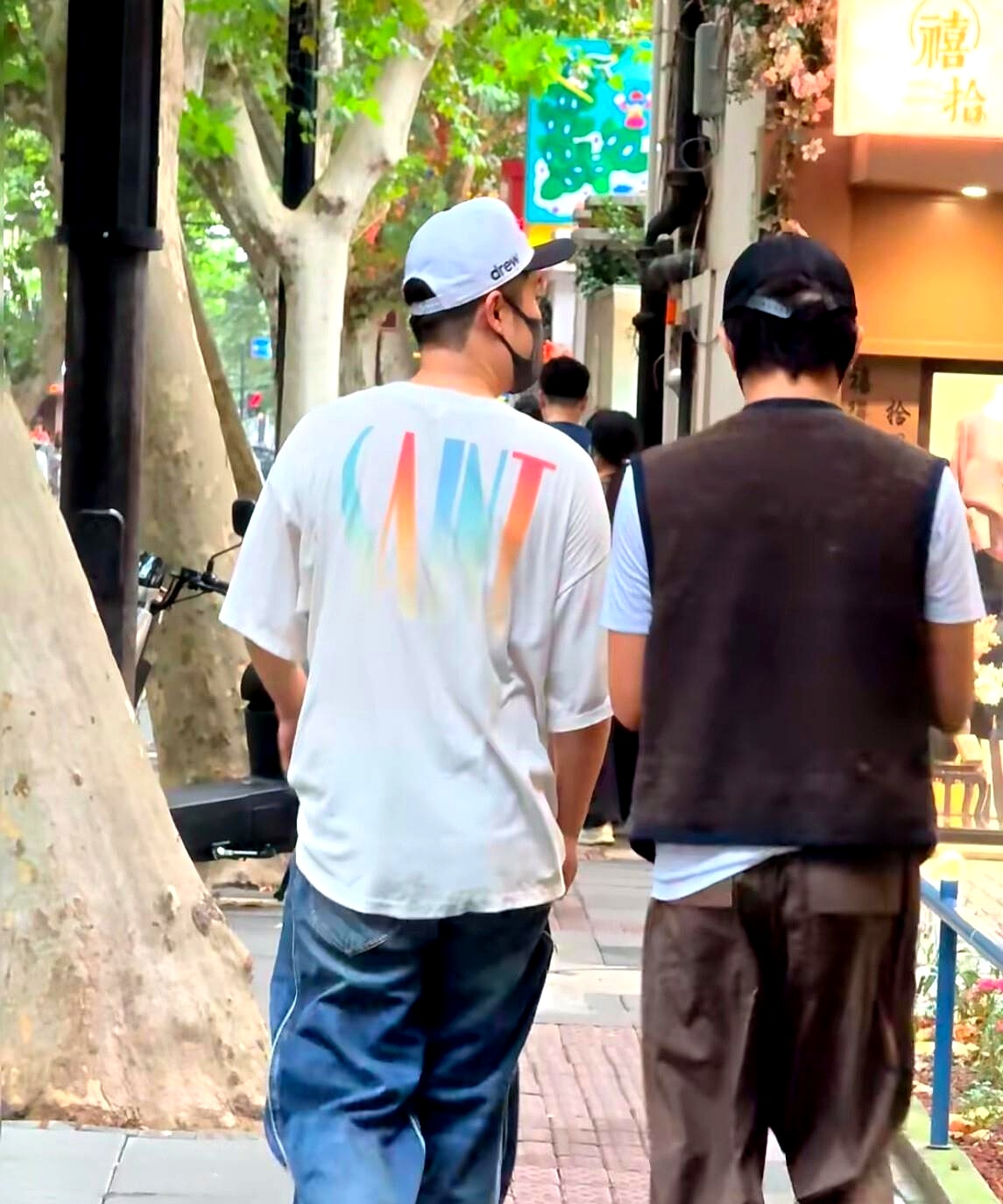 上海愚园路那片只租不卖的地段，邓超孙俪十几年前就拿下了新中式小洋房，陈赫也常年定居在边上，俩人发个微信就能约个局
 

街坊经常能在路边碰见他们，孙俪站在门口安安静静看社区通知，邓超带着女儿钻进文具店买铅笔橡皮，半点大明星的架子都没有
 

外人眼里高不可攀的梧桐树下，房子寸土寸金，日子却被他们过成